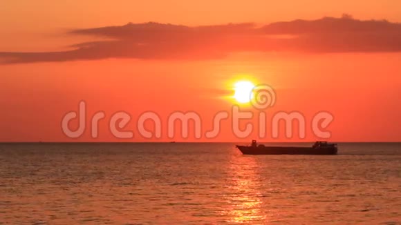夕阳西下的海上小舟和橘色天空视频的预览图