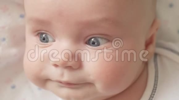 镜头中婴儿的样子特写镜头一个可爱的小宝宝正在看镜头宝宝环顾四周视频的预览图