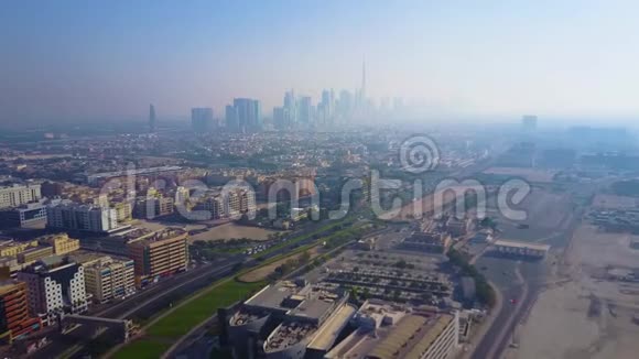 从迪拜空中俯瞰未来派鸟瞰住宅摩天大楼在迪拜码头步行迪拜空中天际线视频的预览图