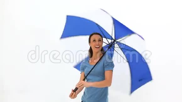 女人转动伞视频的预览图