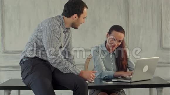 带手提电脑的严肃商务男女视频的预览图
