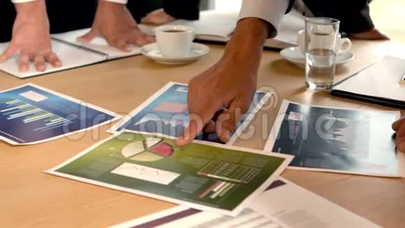 桌子上的图形是商务人士在开会时看到的视频的预览图