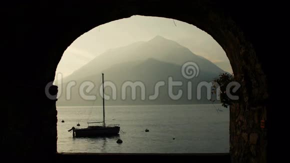 伦巴第湖的日落景色瓦伦纳科莫湖意大利视频的预览图