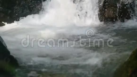 干净的新鲜山河在瀑布中的岩石之间流动慢动作1920x1080视频的预览图