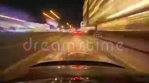 在一条经过一系列隧道的现代高速公路上Pov夜间驾驶高速公路视频的预览图