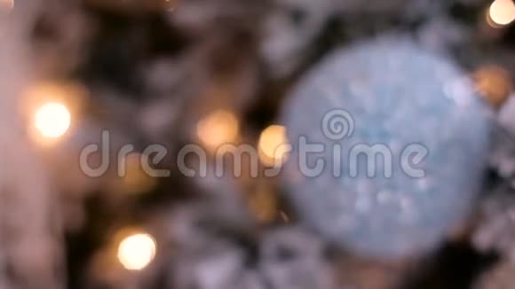 在云杉枝的圣诞装饰球视频的预览图