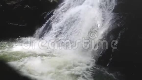 干净的新鲜山河在瀑布中的岩石之间流动慢动作1920x1080视频的预览图
