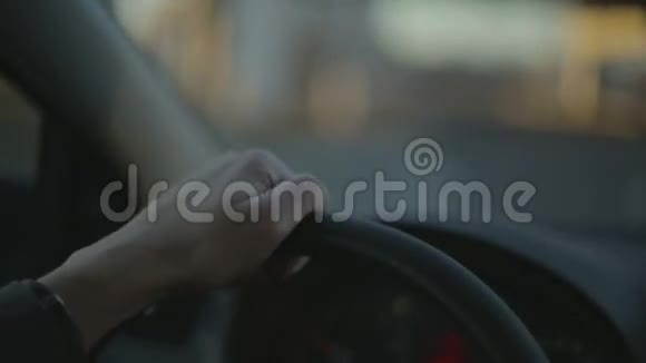 日落时分男人的手在开车视频的预览图