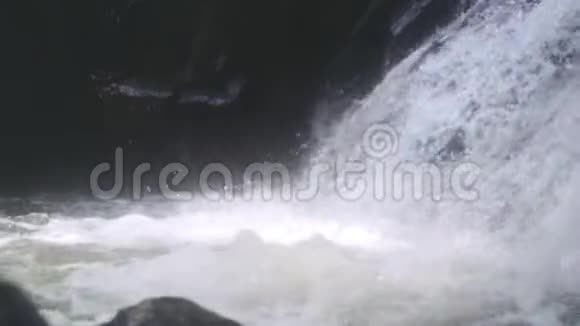 清洁瀑布中岩石之间流动的淡水慢动作1920x1080视频的预览图