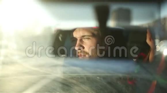 人开汽车车后视镜反射面日落时间视频的预览图