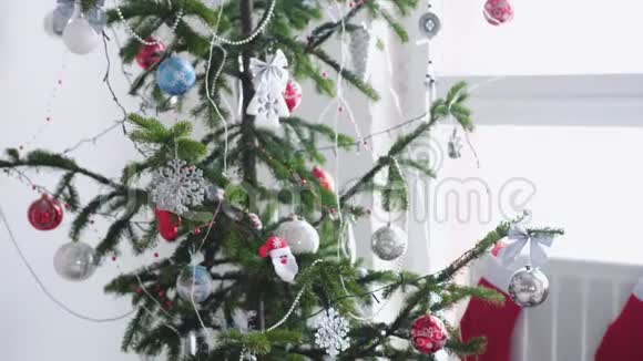 时尚的白色圣诞内部装饰杉树袜子蜡烛花环靠窗视频的预览图