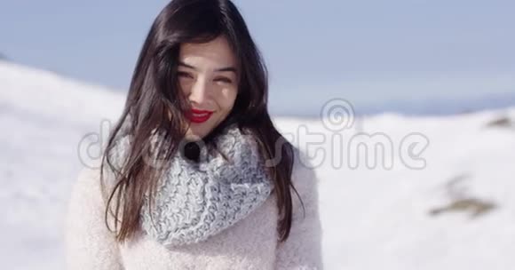 快乐的年轻亚洲女孩享受白雪皑皑的冬天视频的预览图