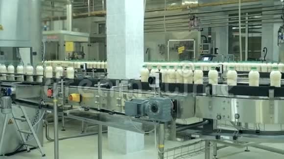 在工厂生产牛奶很多瓶子视频的预览图