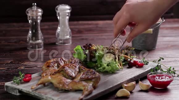 烤鹌鹑配蔬菜沙拉视频的预览图