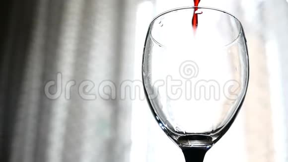 红酒倒进杯子里视频的预览图
