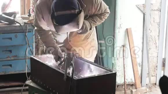 焊工在生产中烹饪金属视频的预览图