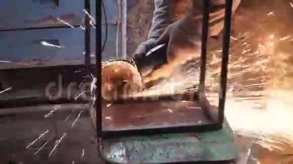焊工在生产中烹饪金属视频的预览图