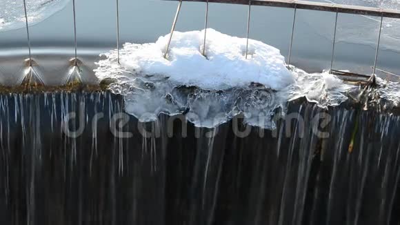 冰雪覆盖的河坝视频的预览图