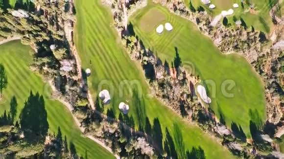 高尔夫球场的鸟瞰图视频的预览图