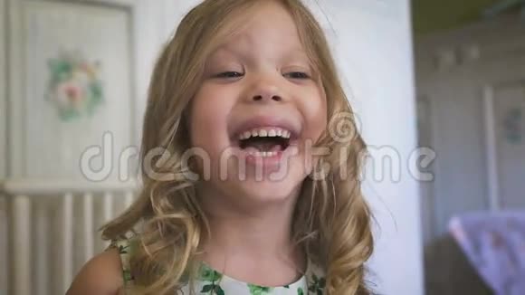 一个漂亮的小女孩正在明亮的房间里微笑视频的预览图
