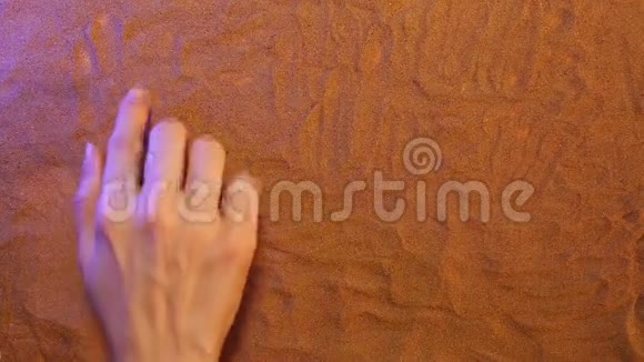 手绘希腊符号在沙中海滩背景顶部视图视频的预览图