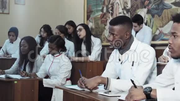 多样化的医学生讲课视频的预览图