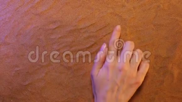 手画月亮符号在沙子里海滩背景顶部视图视频的预览图