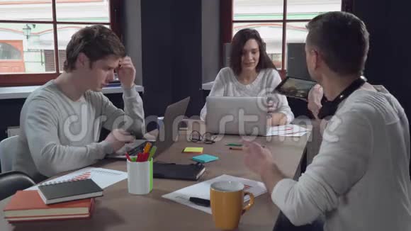 商业人士在室内使用小玩意说话视频的预览图