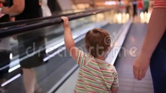 小男孩站在自动扶梯上视频的预览图