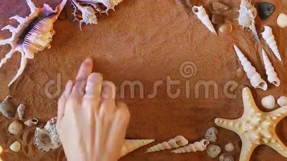 手绘数字十10符号在沙子上海滩背景顶部视图视频的预览图