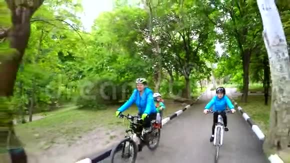 有两个孩子在绿色自行车的快乐妈妈视频的预览图