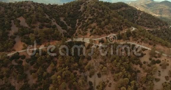 路的十字路口在山上山里的沥青路美丽的山有异国的植物视频的预览图