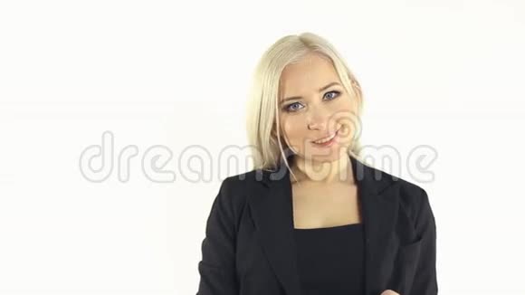 商务女士在一张自拍照片上的特写视频的预览图