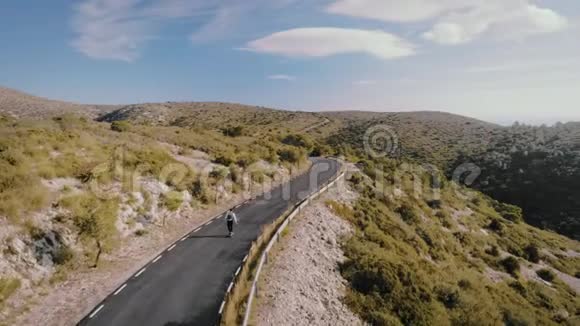 希普斯特男子在山路上骑滑板视频的预览图