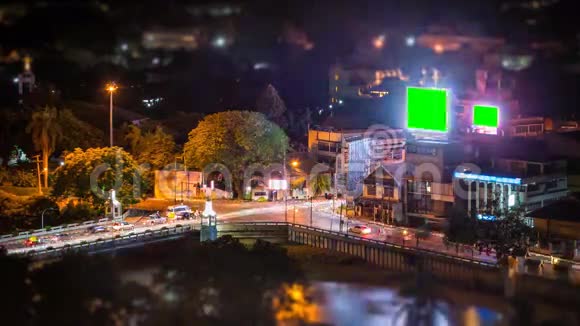 穿越交通和大LED绿色屏幕广告牌视频的预览图