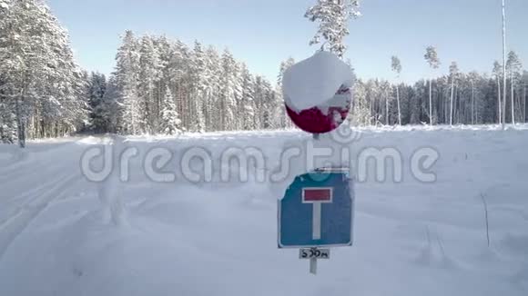 路牌上覆盖着厚厚的雪视频的预览图