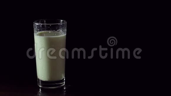 黑底杯中的美味健康牛奶视频的预览图