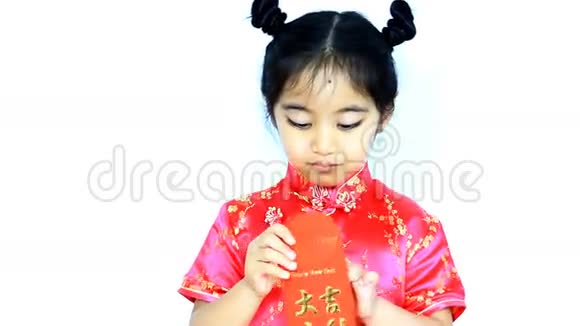 快乐的亚洲小孩惊喜红包视频的预览图
