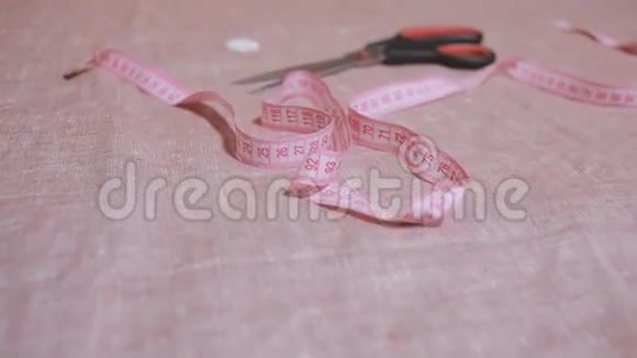 特写缝纫配件剪刀布卷尺胶带视频的预览图