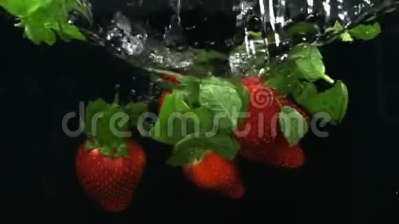 新鲜成熟的浆果和水果落入矿泉水中慢动作视频的预览图