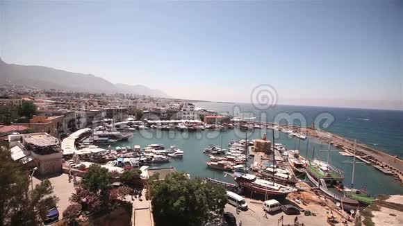 码头附近的渔船停泊渔船港口内的游乐船和渔船计划视频的预览图