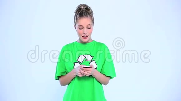 漂亮的女人穿着绿色T恤上面有回收标志视频的预览图