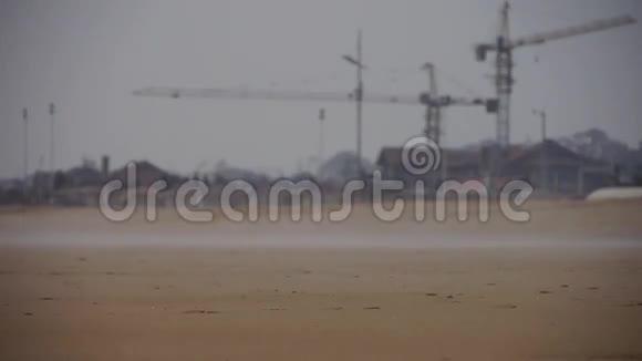 风吹雾过海滩人们在海滩上散步对抗海市蜃楼视频的预览图