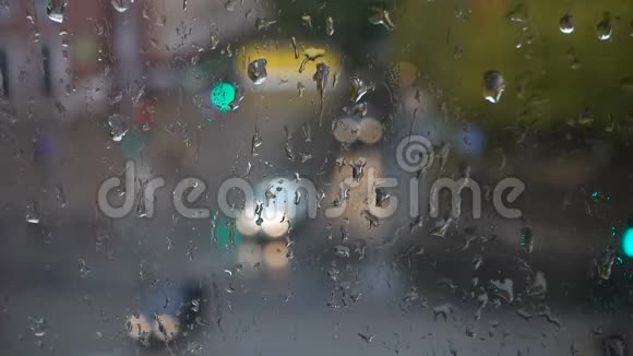 从窗外看雨流在栏杆上视频的预览图