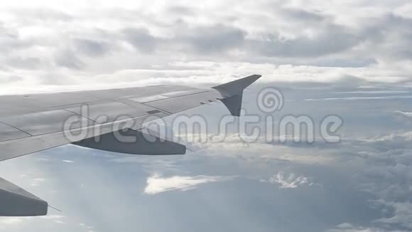 从飞机窗户看到的云视频的预览图
