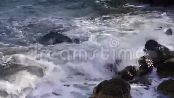 波浪在海岸岩石上破碎视频的预览图