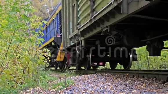 在美丽的秋林上火车在铁路上快速行驶慢动作3840x2160视频的预览图