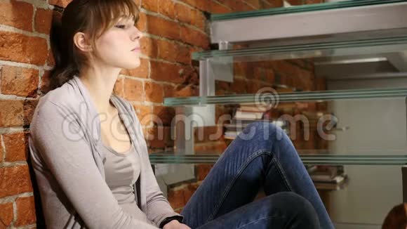 坐着等待的年轻女子看着时间视频的预览图