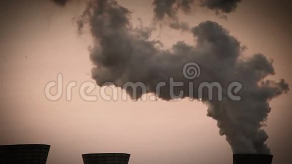 化学工业片段一家工厂将用过的蒸气排入大气视频的预览图