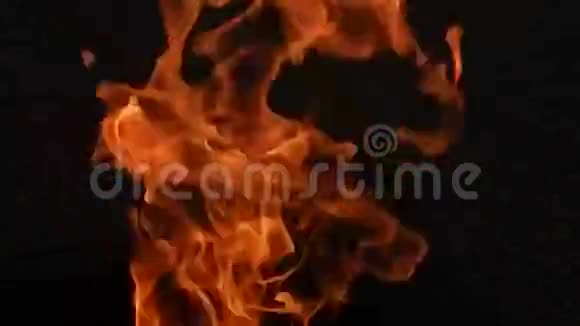 在黑色背景上燃烧火焰视频的预览图